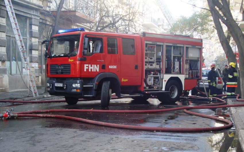 ​В пятиэтажном здании в Баку произошел пожар