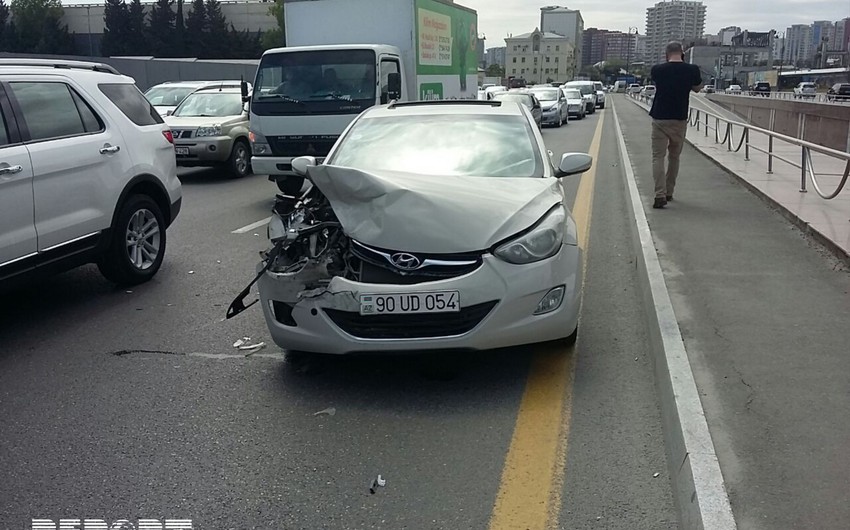 В Баку произошло дорожно-транспортное происшествие - ФОТО
