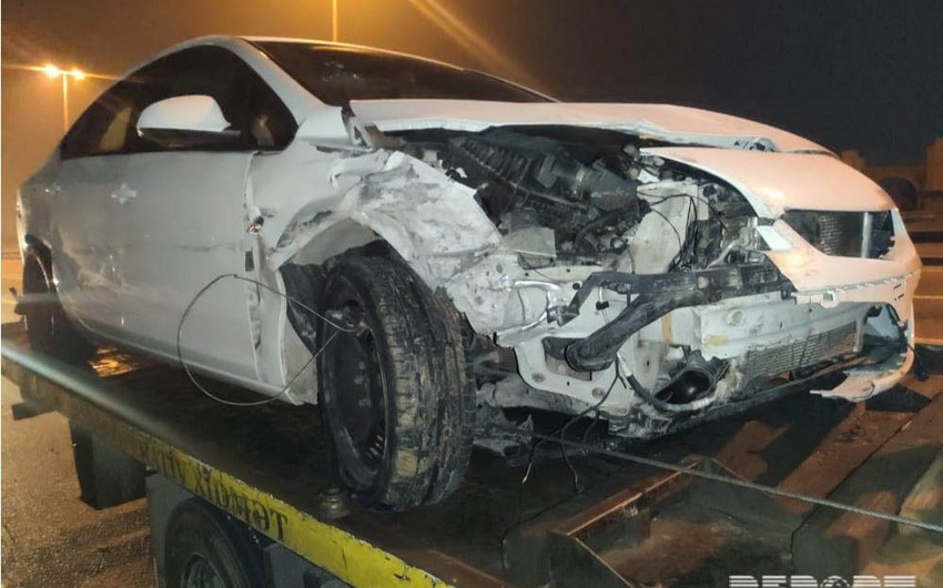 В Баку автомобиль врезался в железное ограждение