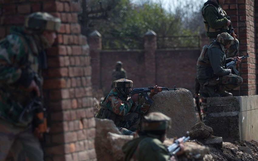 ​Индийское военные штурмуют захваченное в Кашмире боевиками здание