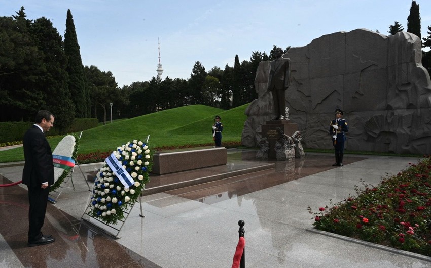 Israeli President Isaac Herzog pays respect to National Leader Heydar Aliyev, visits Alley of Martyrs