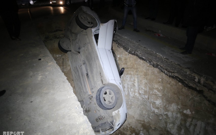 В Баку автомобиль провалился в яму, раскопанную коммунальщиками - ФОТО
