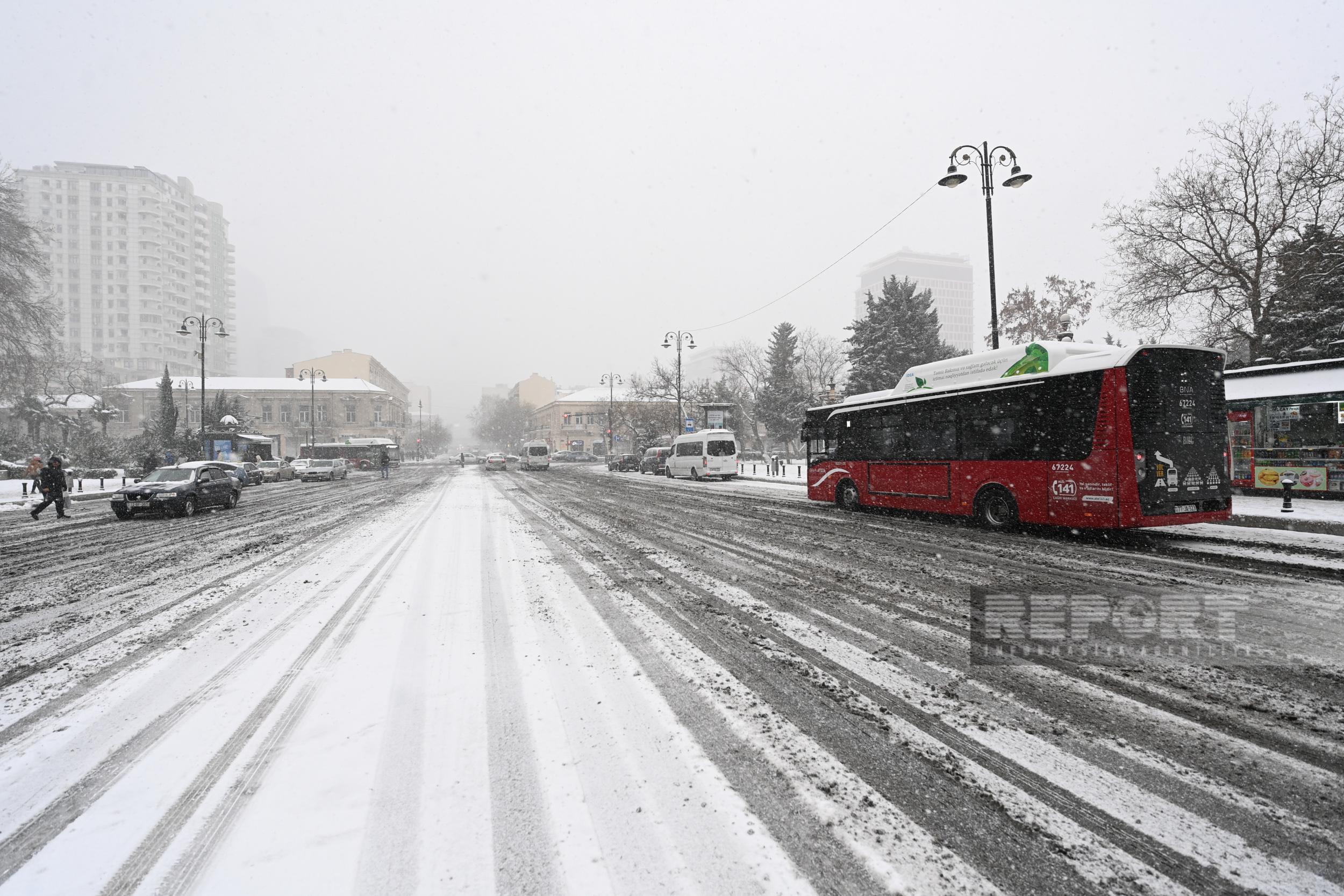 Погода в азербайджане на неделю. Лед на дороге. Снег в Баку. Азербайджан в феврале. Город Аджигабул.