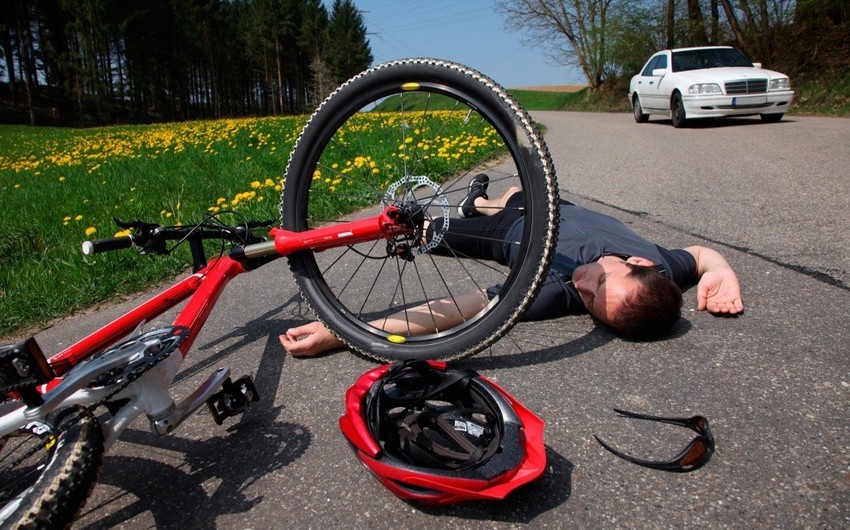Salyanda avtomobil velosipedçini vuraraq öldürüb