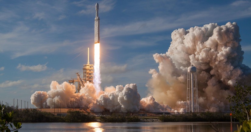 “SpaceX” növbəti internet peykləri qrupunu orbitə çıxarıb