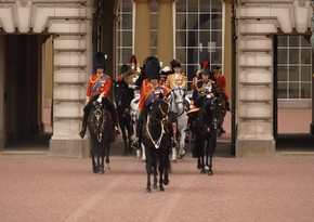 В Лондоне проходит первый парад по случаю официального дня рождения Карла III