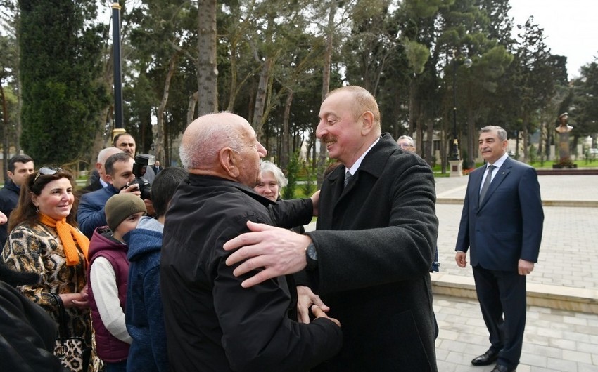 Президент Азербайжана и первая леди встретились с жителями Баку, сделали селфи - ФОТО