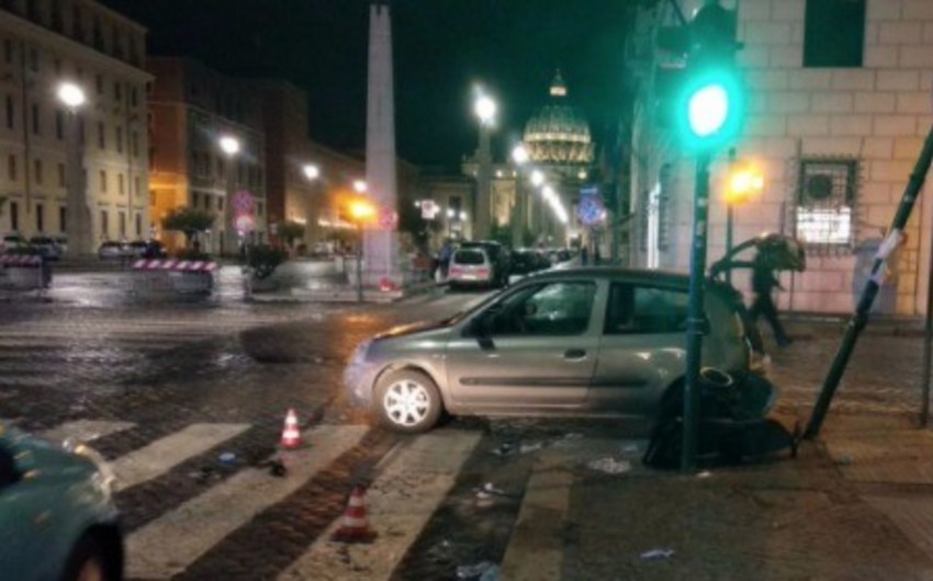 Водитель врезался в группу пешеходов у площади Святого Петра в Ватикане
