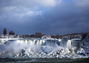 Niagara Falls Freezes Over - VIDEO