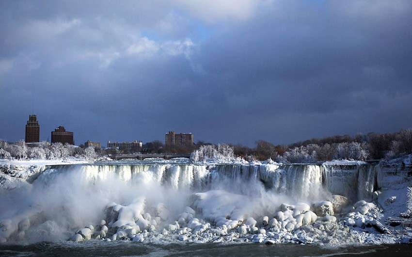 Niagara Falls Freezes Over - VIDEO