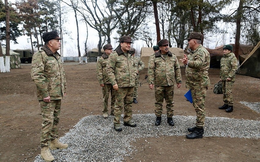 Министр обороны Азербайджана побывал на командном пункте управления учениями