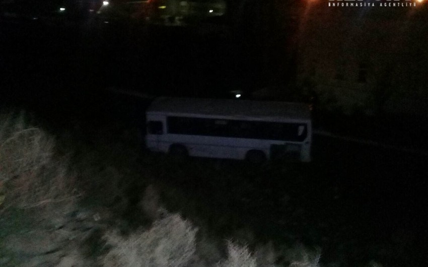 В Баку пассажирский автобус упал в овраг, 25 человек получили ранения - ФОТО