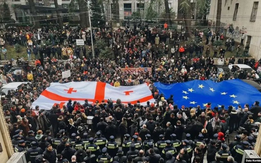 Gürcüstan parlamentinin qarşısında Avropa İttifaqının bayrağı yandırılıb - YENİLƏNİB