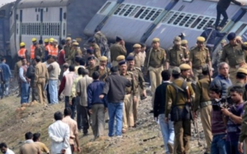 В Индии с рельсов сошли 12 вагонов пассажирского экспресса