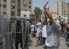 Government troops deployed in capital of Tunisia 
