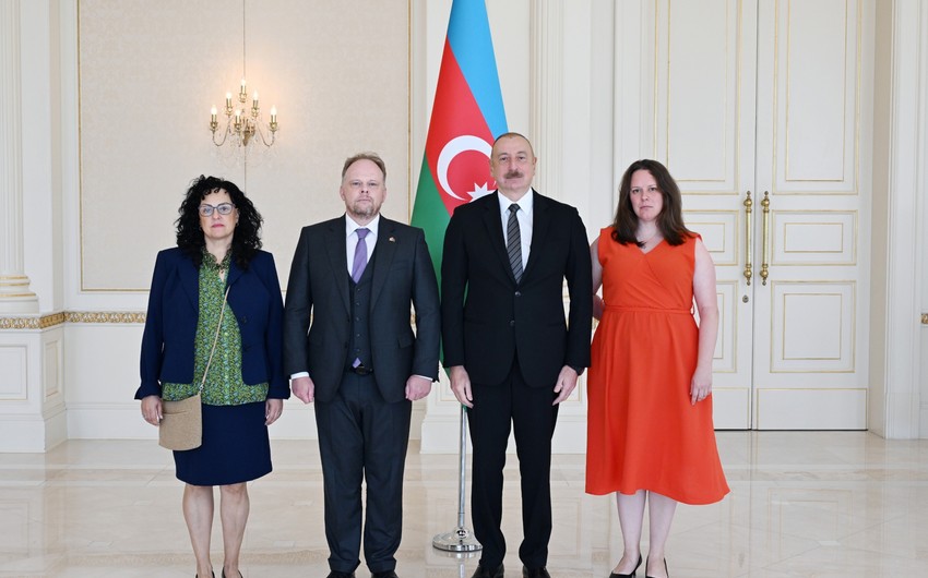 President Ilham Aliyev receives credentials of incoming ambassador of Canada
