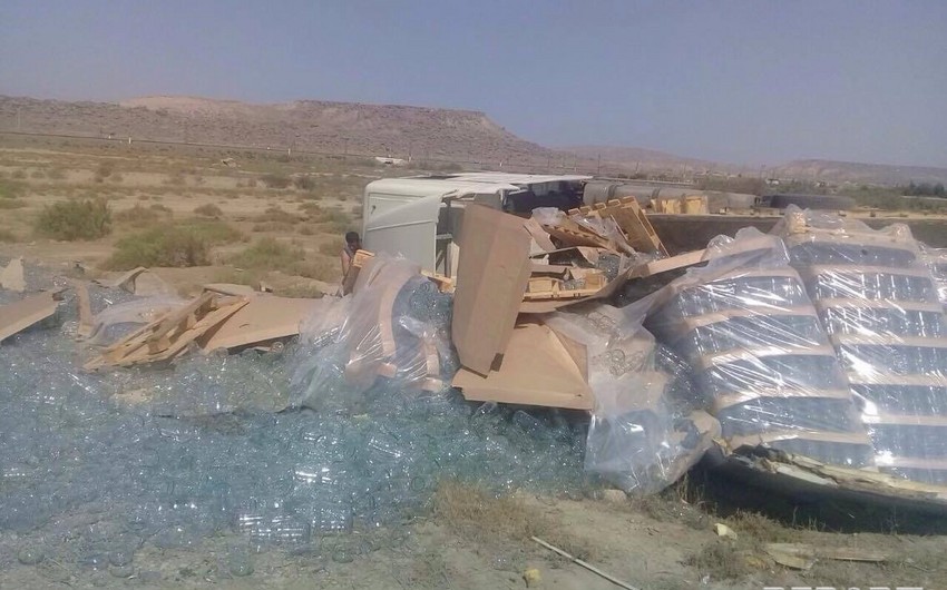 Перевернулся грузовик компании Jalə, разбито стеклотары на 20 тыс. манатов - ФОТО