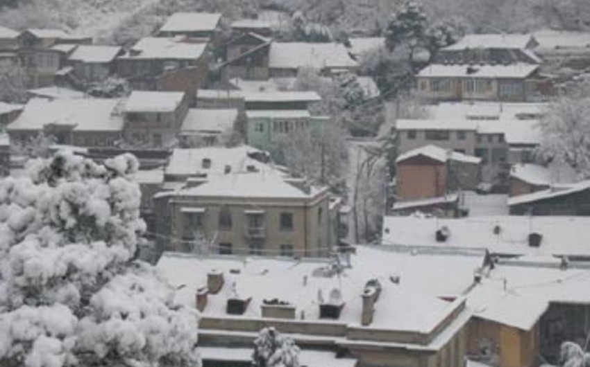 Сильный снегопад повредил крыши домов на западе Грузии