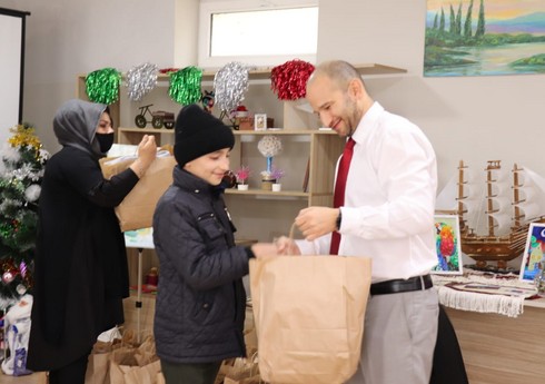 Посольство Израиля подарило воспитанникам детского дома теплую одежду