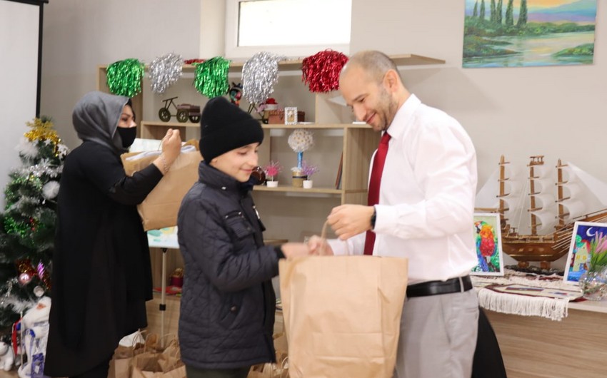 Israeli Embassy donates warm clothes to children of Azerbaijani shelter