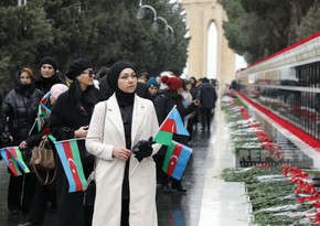 Photos from Alley of Martyrs in Baku - People honoring memory of their heroes