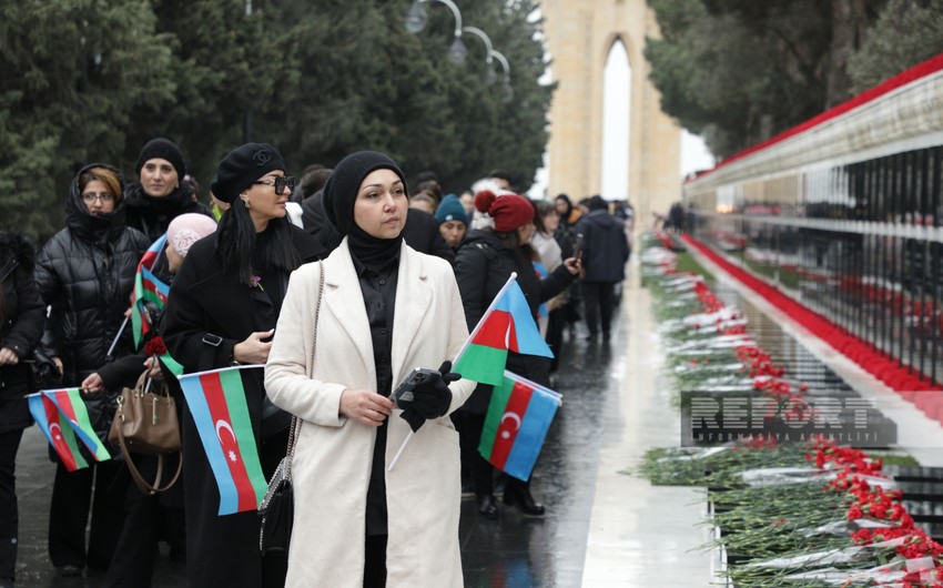 Photos from Alley of Martyrs in Baku - People honoring memory of their heroes