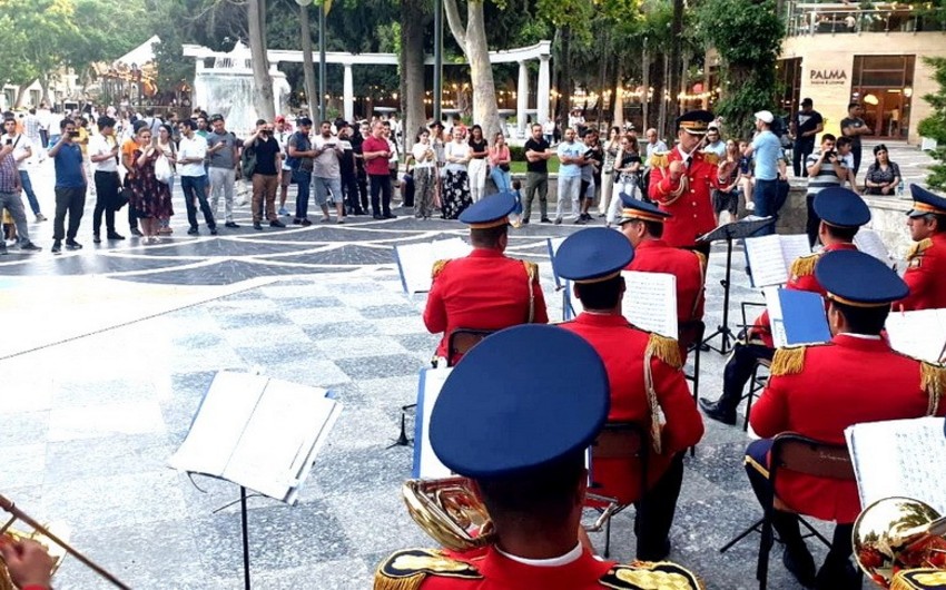 По случаю Дня Вооруженных сил в Баку организованы выступления военных оркестров - ФОТО