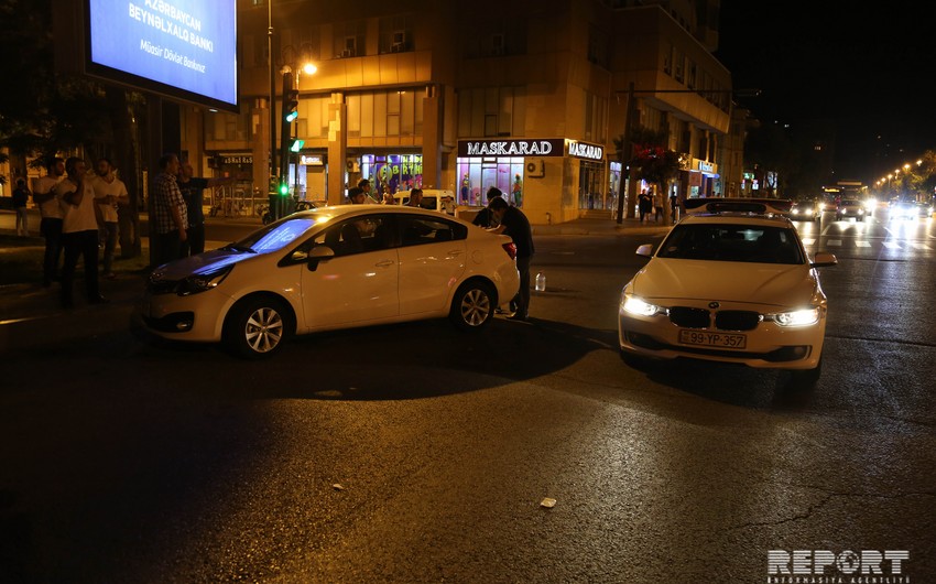 В Баку проехавший на красный свет автомобиль совершил ДТП, один человек пострадал - ФОТО