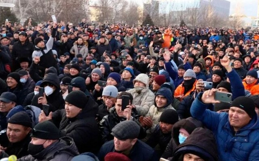 Митингующие ворвались в здание мэрии в Алматы
