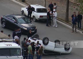 Gəncədə toqquşan avtomobillərdən biri aşıb, xəsarət alan var