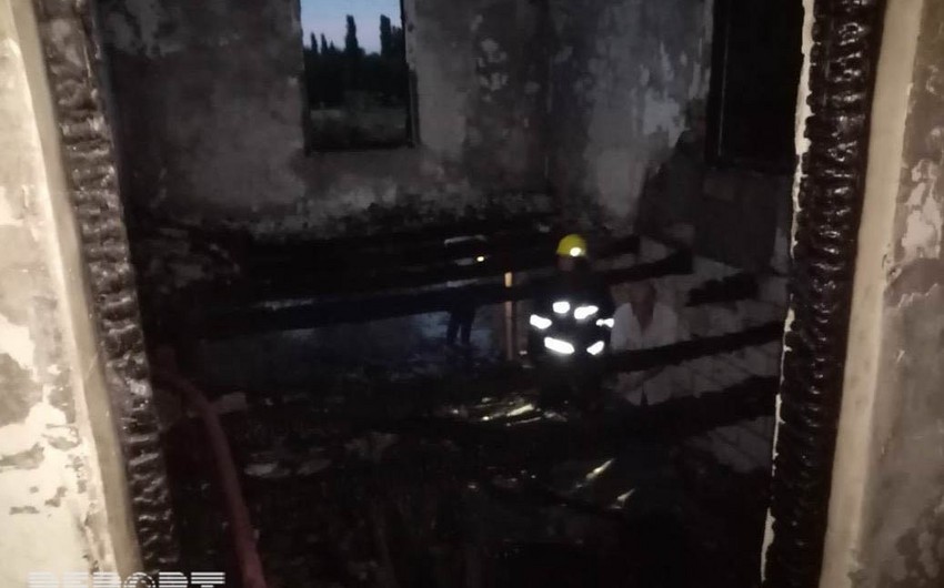 На западе Азербайджана пожар уничтожил жилой дом и автомобиль - ФОТО