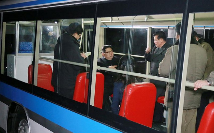Ким Чен Ын прокатился с супругой по Пхеньяну на новом троллейбусе