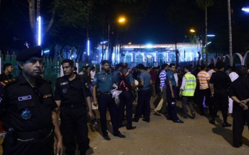 Более 100 человек пострадали в результате взрывов в мечети в Бангладеш