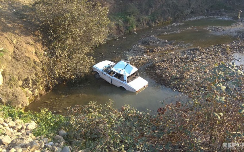 В Товузском районе автомобиль съехал в реку, есть раненые - ФОТО - ОБНОВЛЕНО