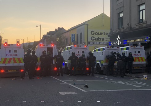 Число пострадавших полицейских при беспорядках в Белфасте возросло до 15