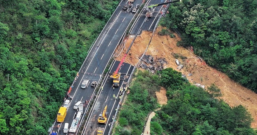 Число жертв при обрушении автомагистрали в Китае возросло