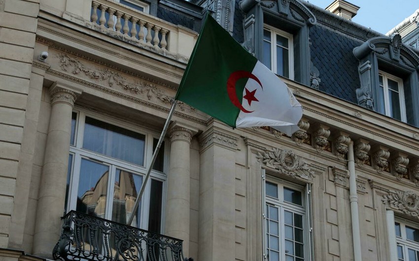 Алжир отозвал посла во Франции для консультаций