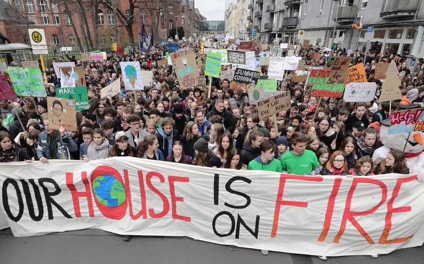 Экоактивисты Fridays For Future проводят масштабное шествие в центре Рима