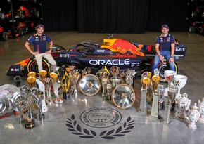 “Red Bull” komandası 2023-cü ildə qazandığı kubokları nümayiş etdirib