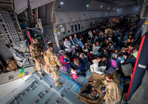Германия обязалась принять 25 тыс. беженцев из Афганистана