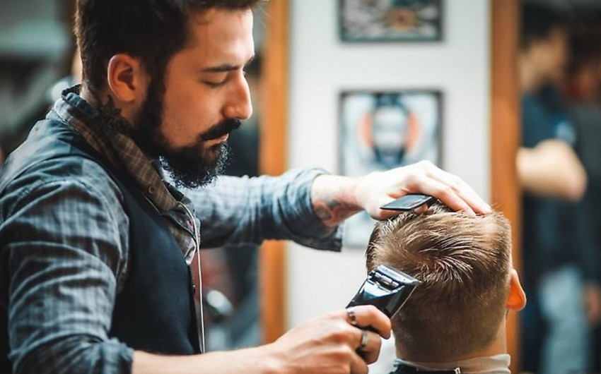 В Баку клиент избил парикмахера