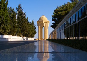 Bulgarian President commemorates martyrs in Baku