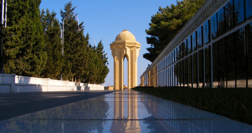 Президент Болгарии посетил Аллею шехидов в Баку