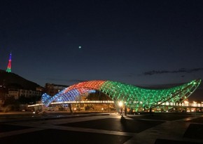Тбилисская телебашня и Мост Мира освещены цветами азербайджанского флага