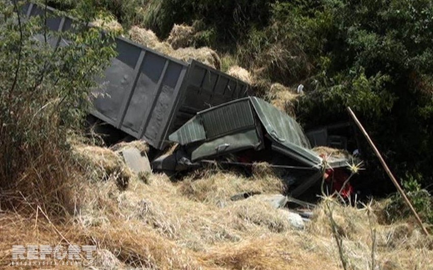 В Ярдымлы грузовик упал в яму, один человек погиб - ФОТО