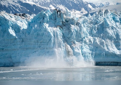 Крупнейший айсберг на Земле возобновил движение в сторону Антарктиды