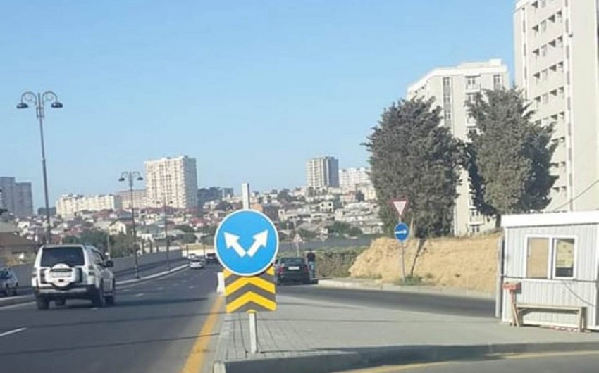 Необычный дорожный знак в центре Баку - ФОТО