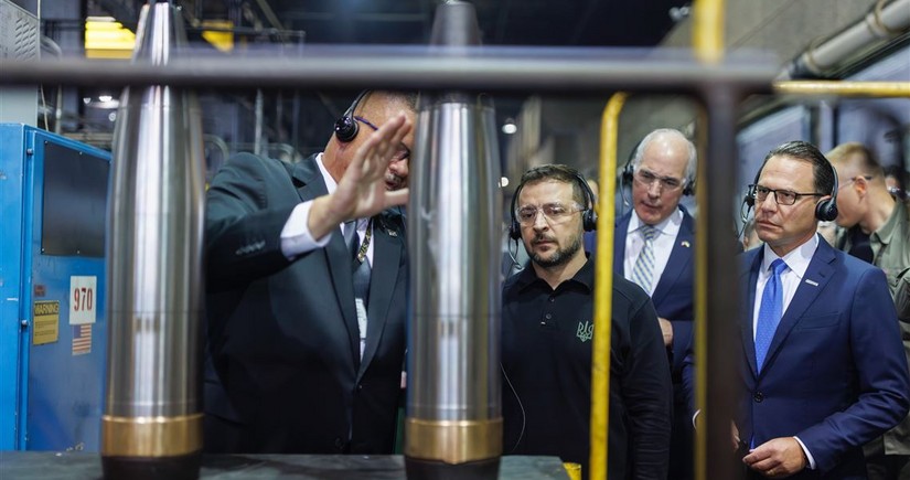 Zelenskyy visits ammunition plant in Scranton 