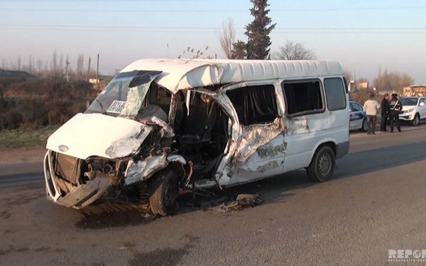 В Сабирабаде микроавтобус попал в ДТП, есть погибший и раненые - ФОТО
