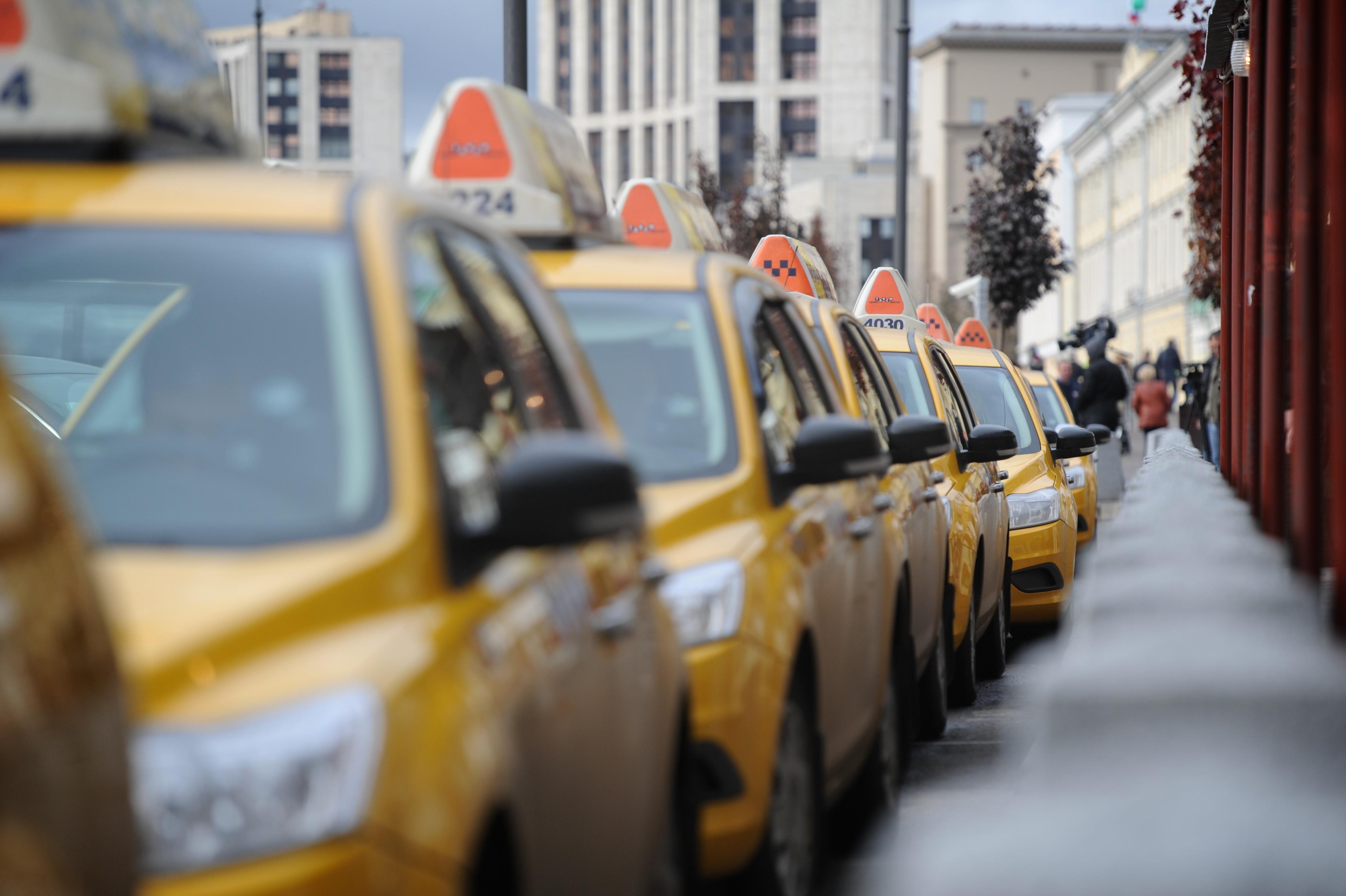 Такси москва. Стоянка такси. Стоянка такси в Москве. Стоянка таксопарка. Автостоянка для такси.